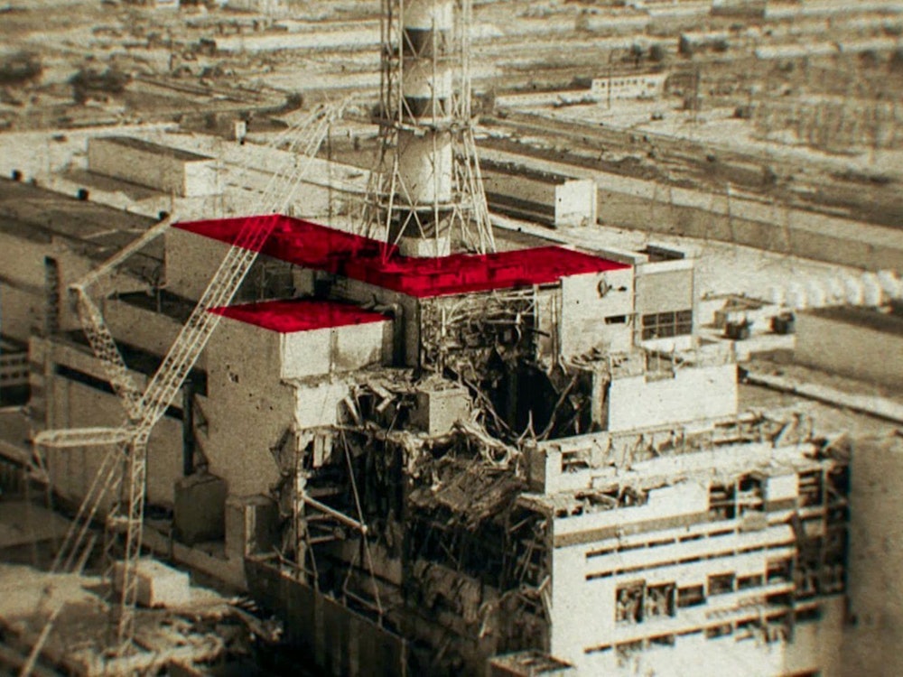 Die Aufnahme zeigt den Standort der durch die Wucht der Explosion aus Reaktor 4 ausgestoßenen Trümmer. (Bild: ARTE / Windfall Films)