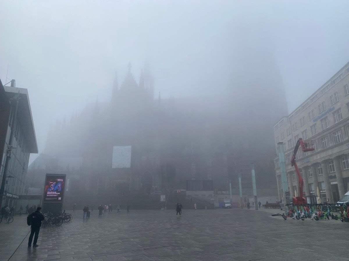 Der Kölner Dom im Nebel, aufgenommen am 14. April 2026 um 8.44 Uhr.