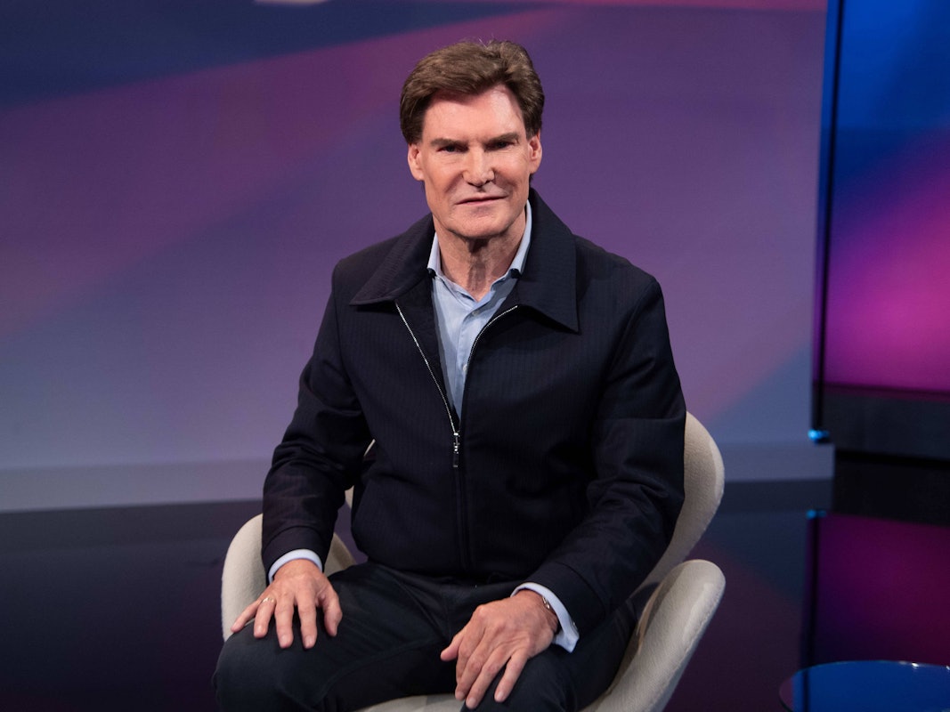Carsten Maschmeyer sitzt, trägt Jacke und Hemd.