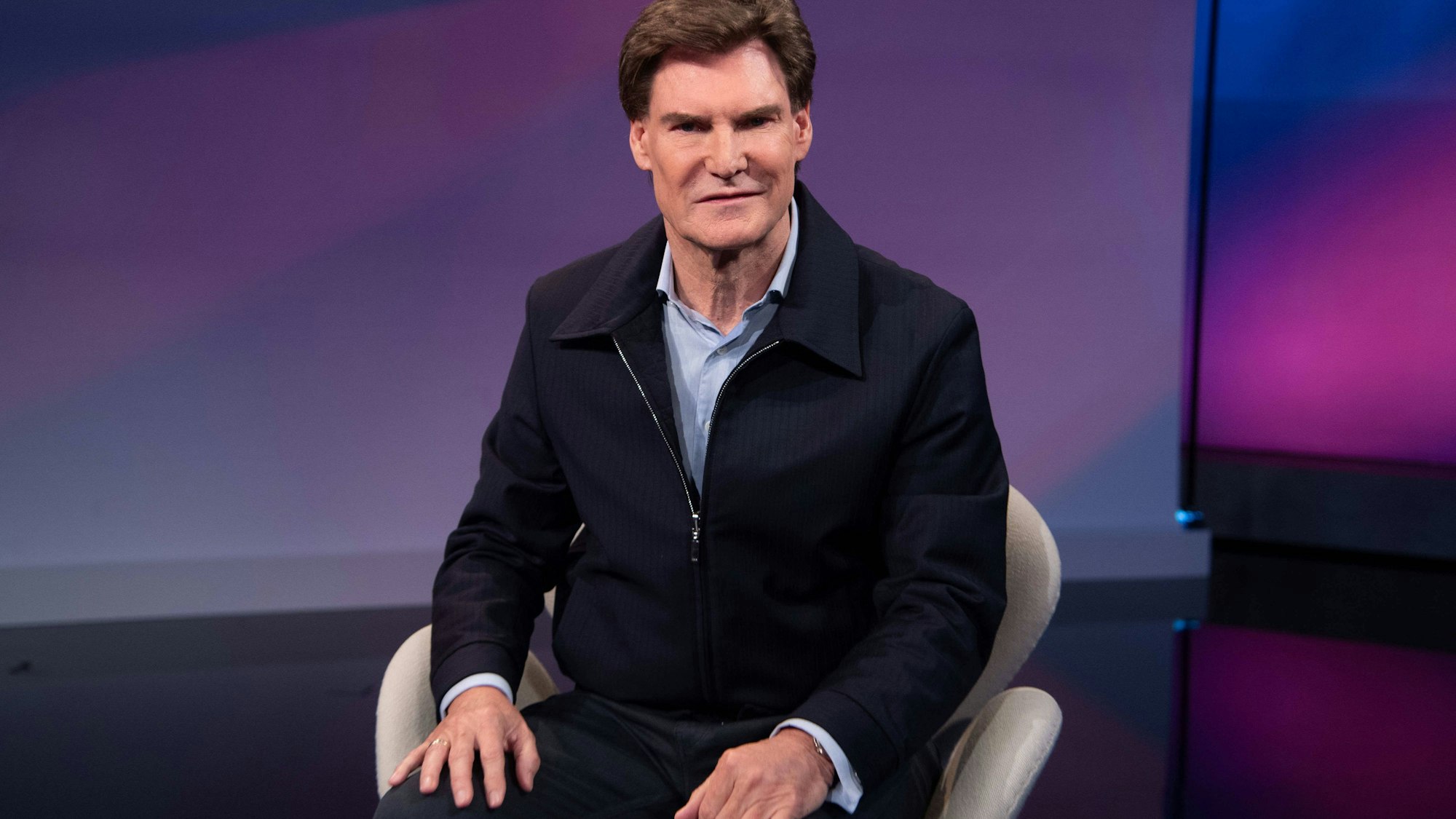 Carsten Maschmeyer sitzt, trägt Jacke und Hemd