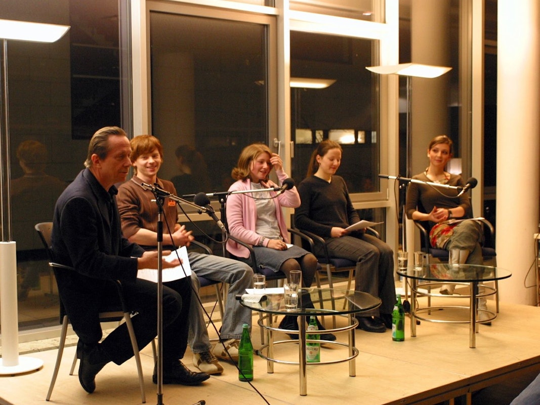 Dieter Bongartz leitete die Kölner Schreibschule der SK Stiftung Kultur. Hier ist er 20024 mit Jugendlichen im Literaturhaus zu sehen. Er starb im November 2015.