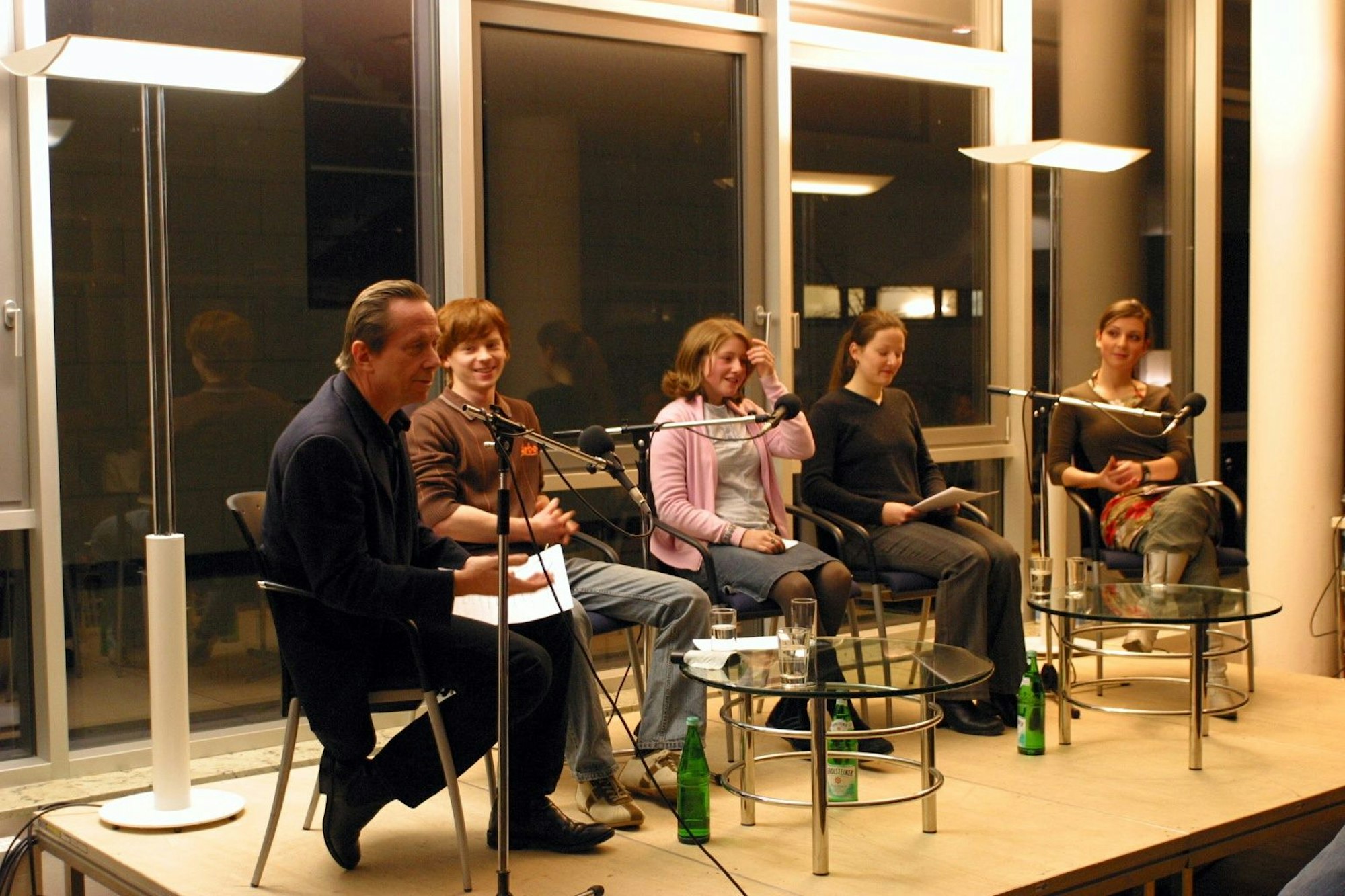 Dieter Bongartz leitete die Kölner Schreibschule der SK Stiftung Kultur. Hier ist er 20024 mit Jugendlichen im Literaturhaus zu sehen. Er starb im November 2015.