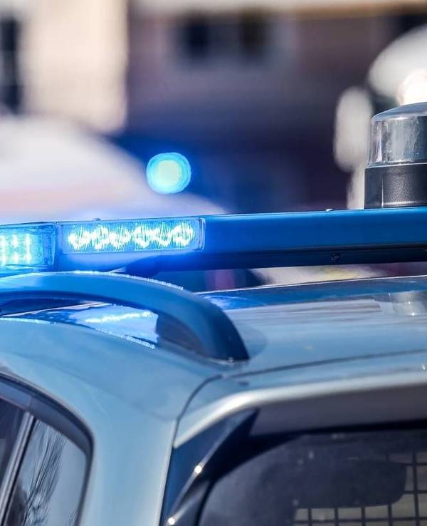 Streifenwagen und Rettungswagen mit Blaulicht