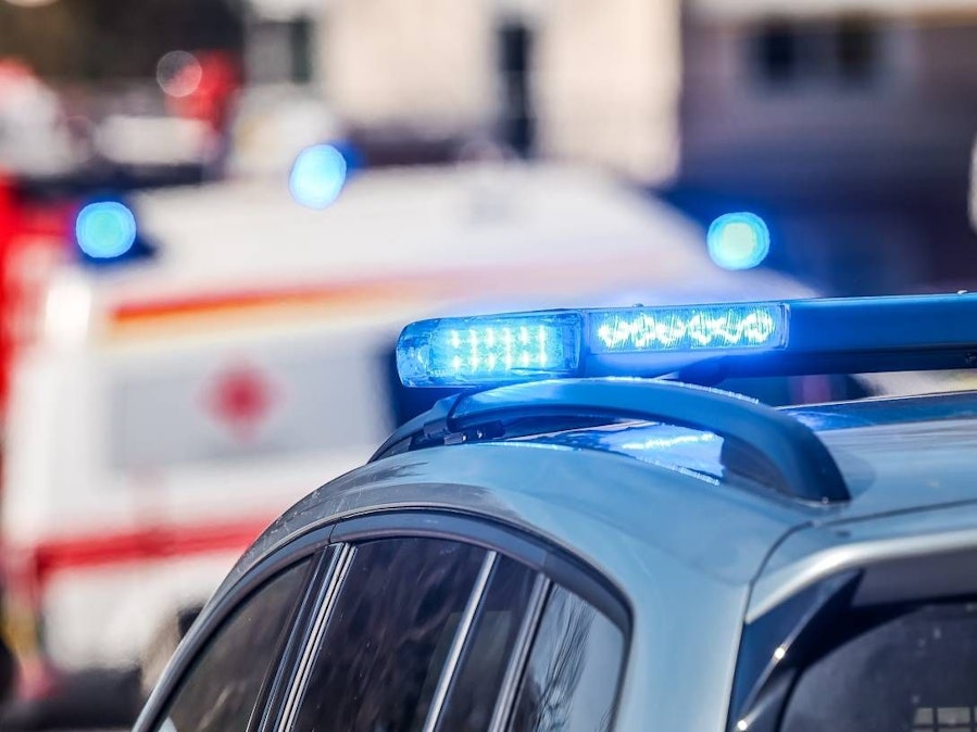 Streifenwagen und Rettungswagen mit Blaulicht