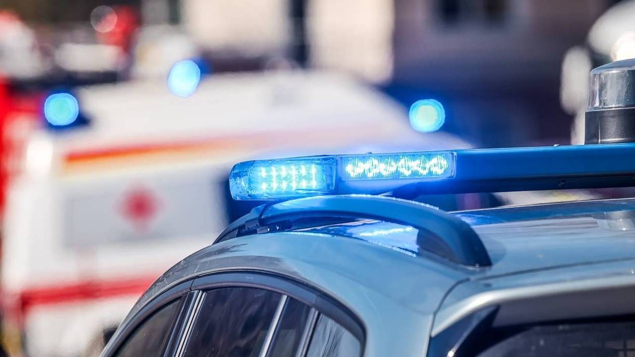 Streifenwagen und Rettungswagen mit Blaulicht