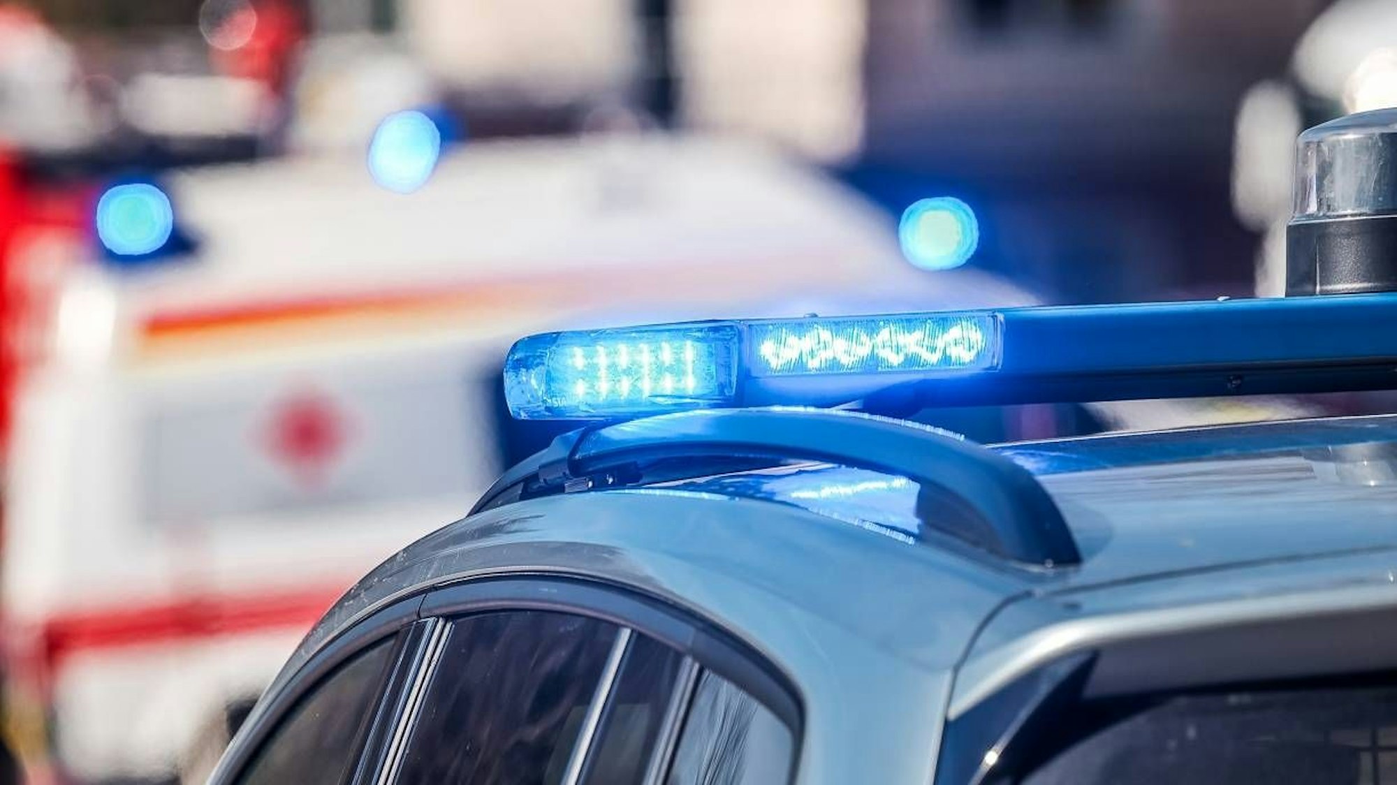 Streifenwagen und Rettungswagen mit Blaulicht