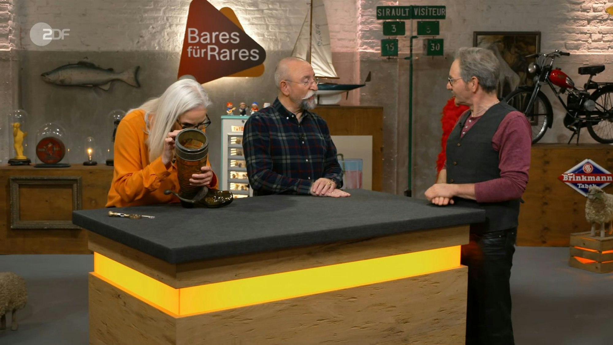 „Ein veritables Scherzglas“, fand die Expertin. Solche Spaß-Gadgets sind bereits seit der Antike bekannt, referierte Friederike Werner. Die Spurensucherin erkannte an der grünen Korrosion, dass meist von der regelkonformen Stelle aus getrunken wurde. (Bild: ZDF)