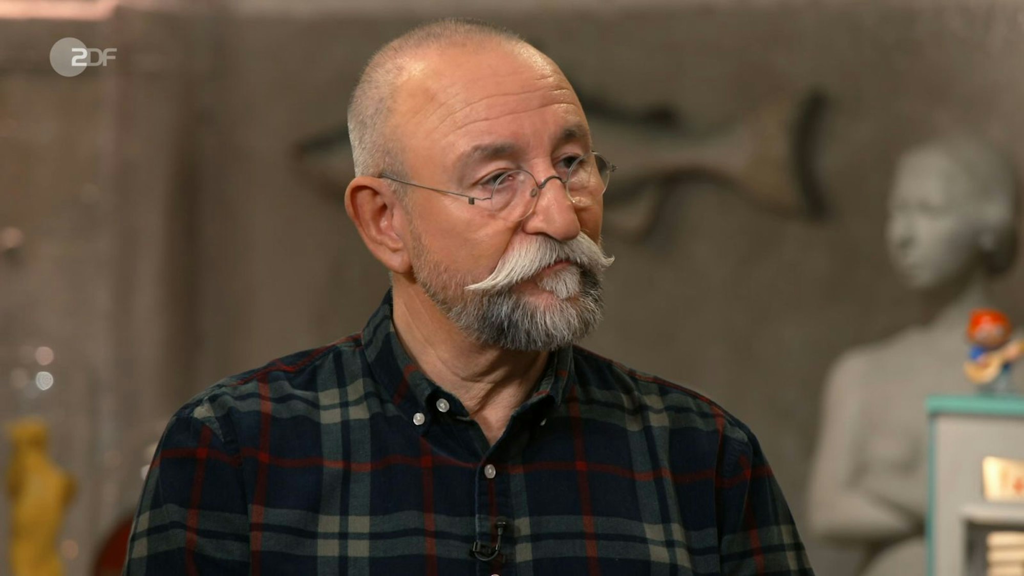 Horst Lichter erkundigte sich neugierig nach dem Alter des historischen Trinkspiel-Behälters. „1890 bis 1900“, schätzte Dr. Friederike Werner. Lichter war sichtlich beeindruckt: „So alt?!“ (Bild: ZDF)