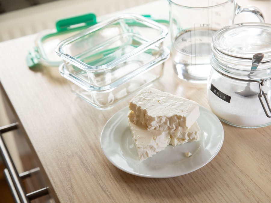 Feta liegt auf einem Teller