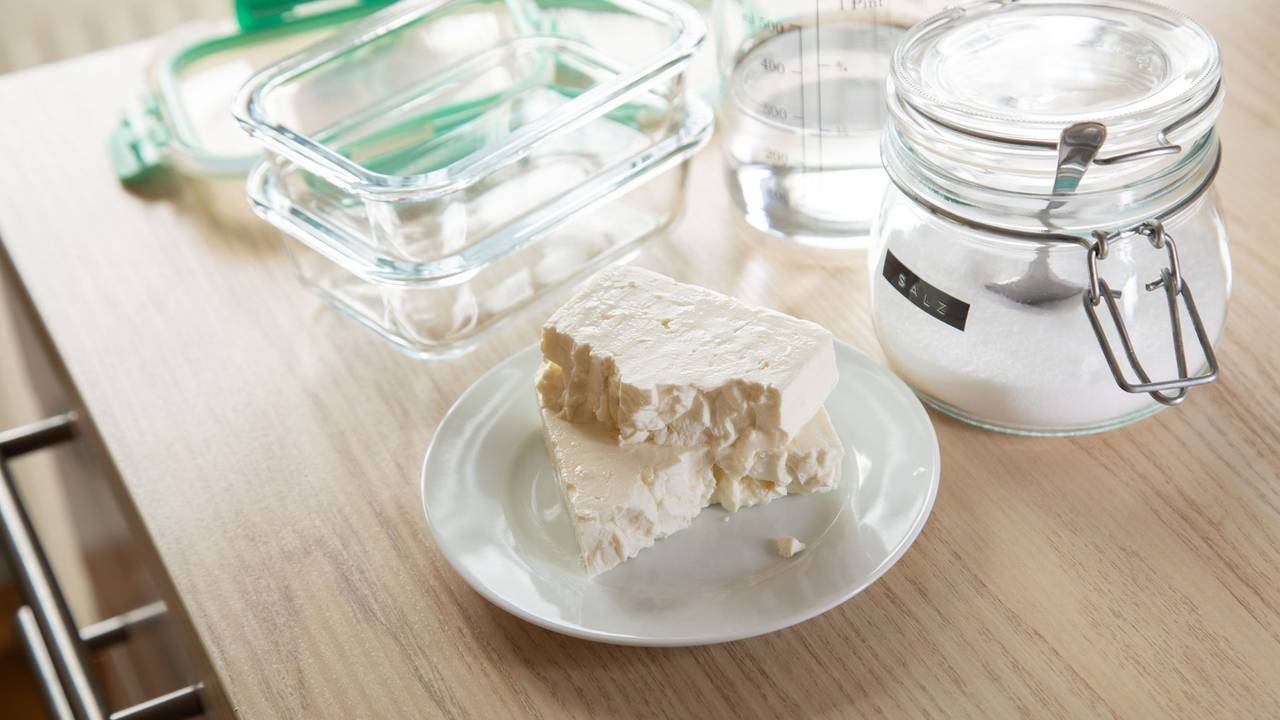 Feta liegt auf einem Teller