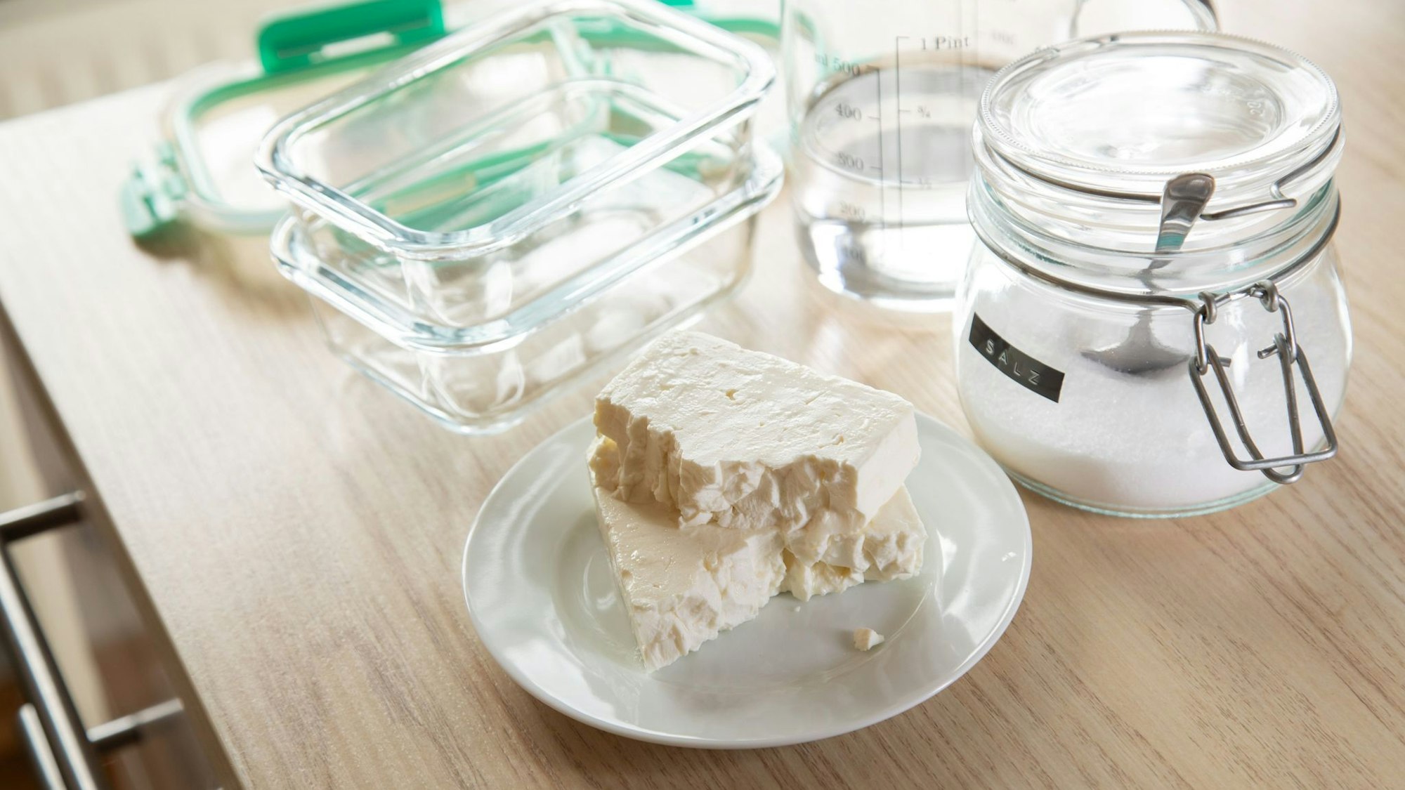 Feta liegt auf einem Teller