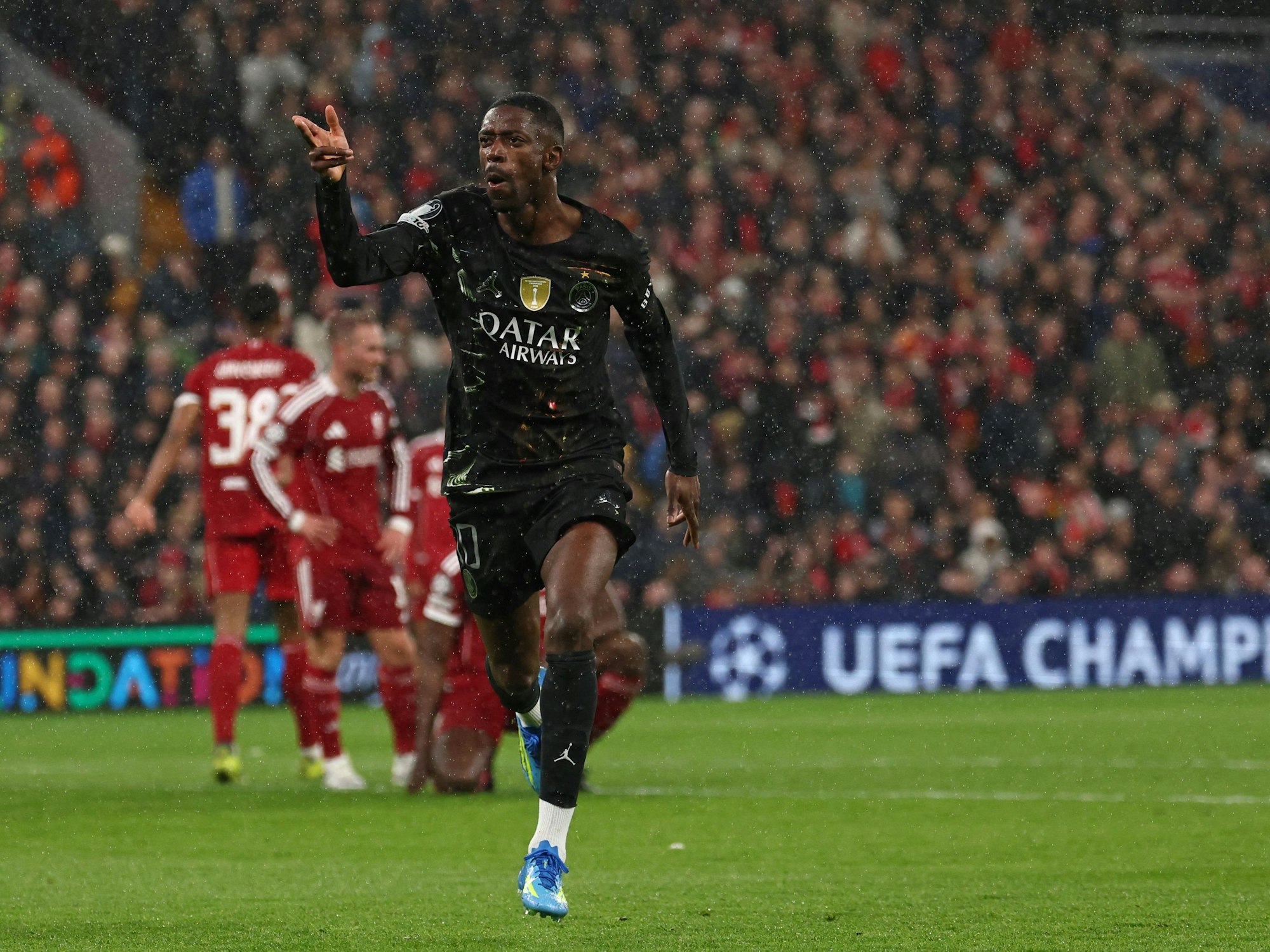 Ousmane Dembélé bejubelt seinen Treffer in Liverpool.