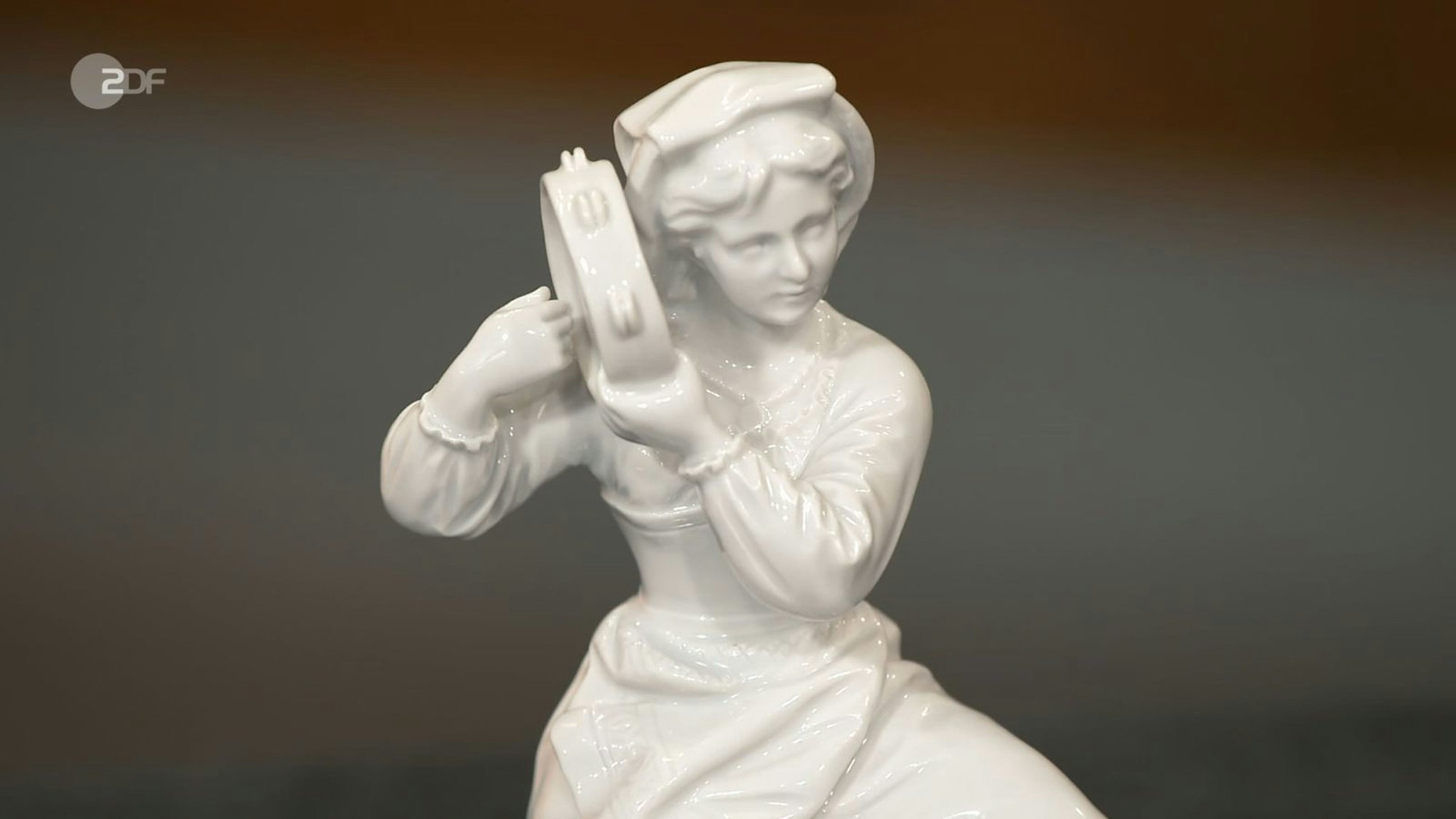 Eine Meissener Porzellanfigur wollten die Freunde Tobias und Gordon für 1.000 Euro verkaufen. Dr. Friederike Werner taxierte auf lediglich bis zu 600. Dennoch ging es in den Händlerraum. Dort kaufte Fabian Kahl das Objekt für 380 Euro. (Bild: ZDF)