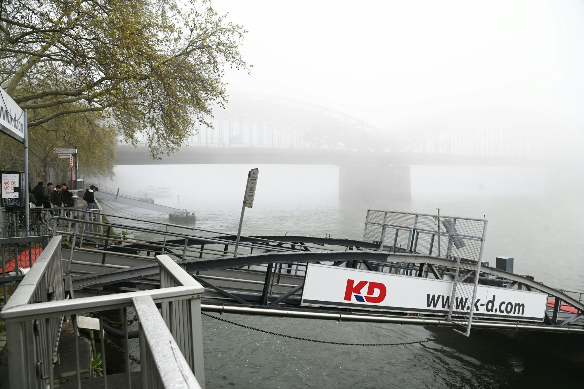 Umgekehrter Blick vom Rheinufer auf die Hohenzollernbrücke.