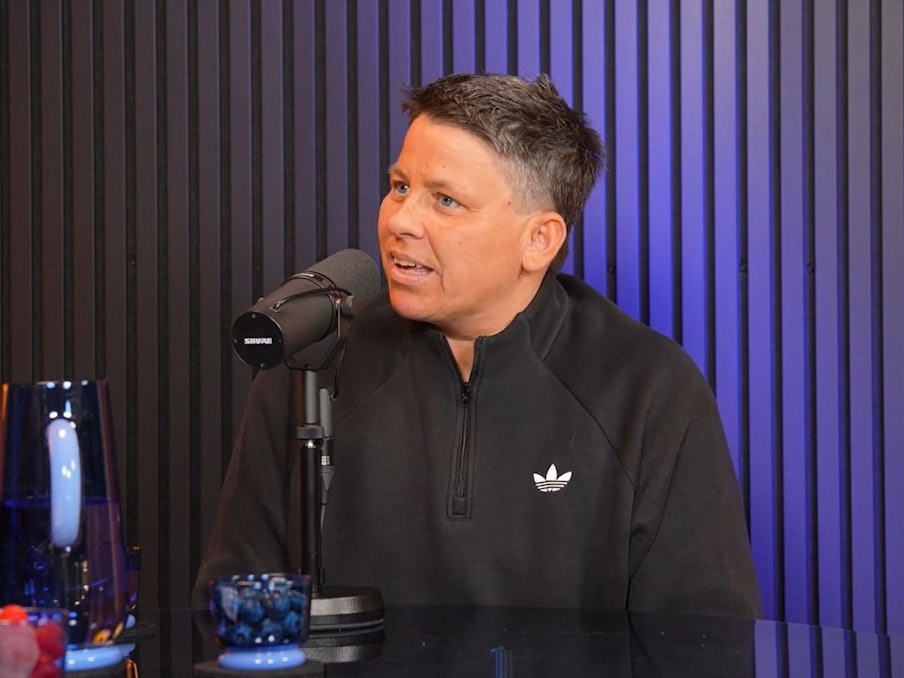 Im Podcast „Zwischen den Zeilen“ sprach Kerstin Ott offen über ihre Brustverkleinerung. (Bild: Zwischen den Zeilen)