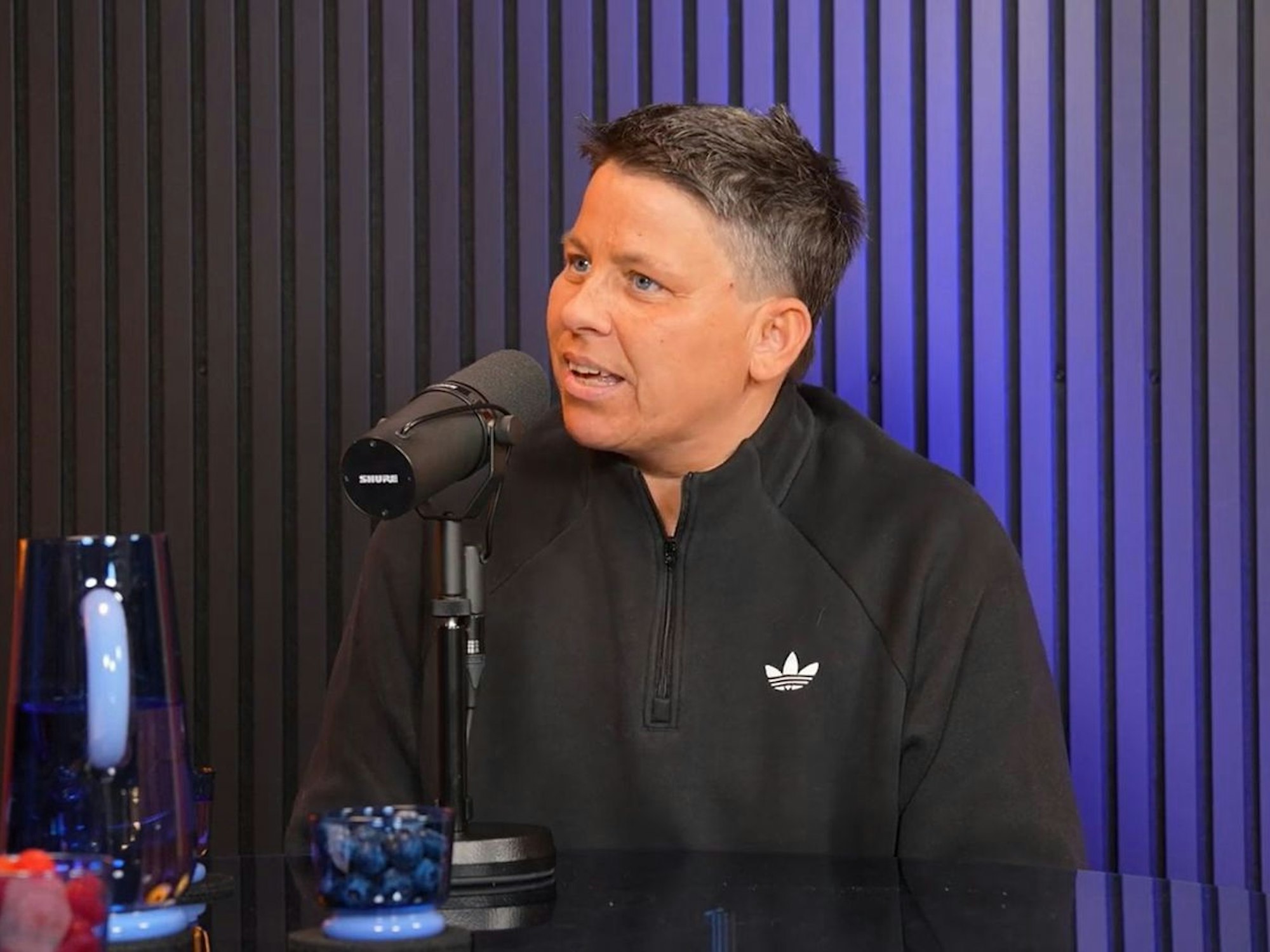 Im Podcast „Zwischen den Zeilen“ sprach Kerstin Ott offen über ihre Brustverkleinerung. (Bild: Zwischen den Zeilen)