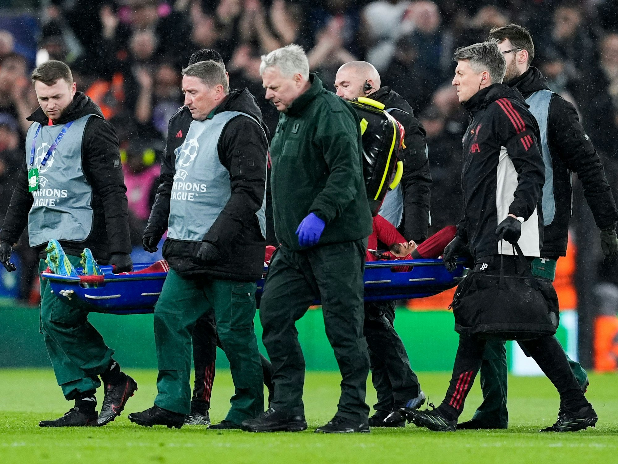 Hugo Ekitiké musste auf einer Trage vom Platz gebracht werden.