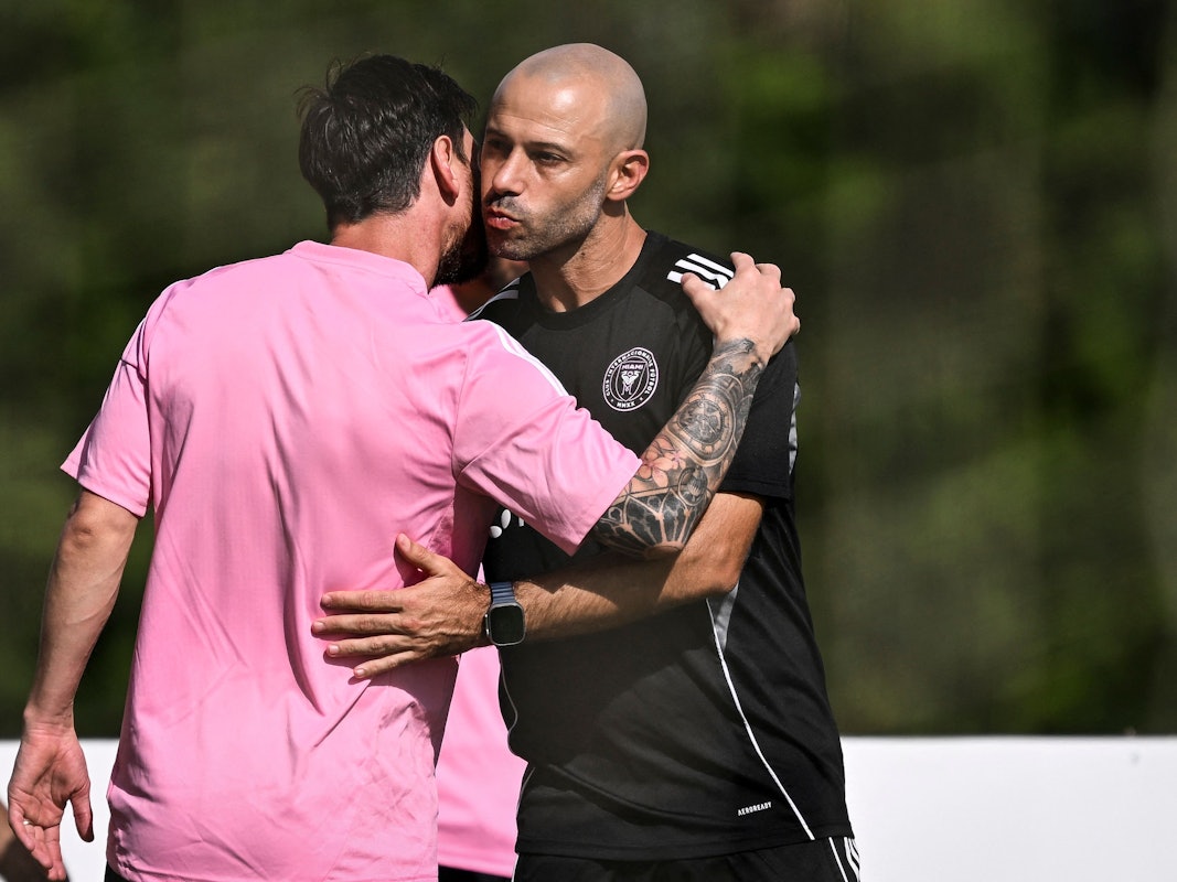 Javier Mascherano und Lionel Messi umarmen sich.