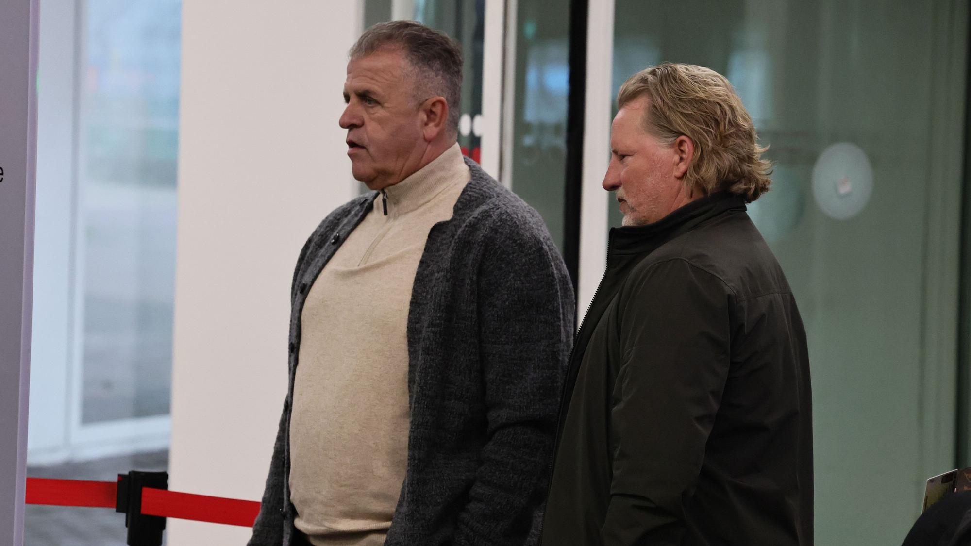 Im Gericht stehen Franz Wunderlich und Stephan Küsters nebeneinander.