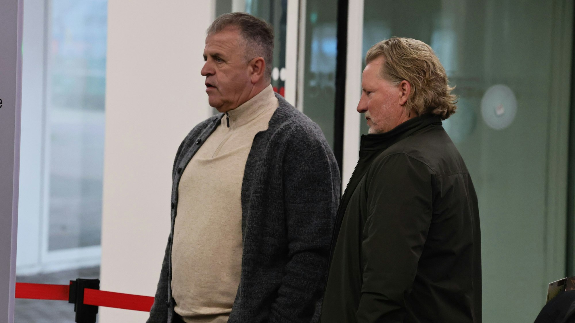 Im Gericht stehen Franz Wunderlich und Stephan Küsters nebeneinander.