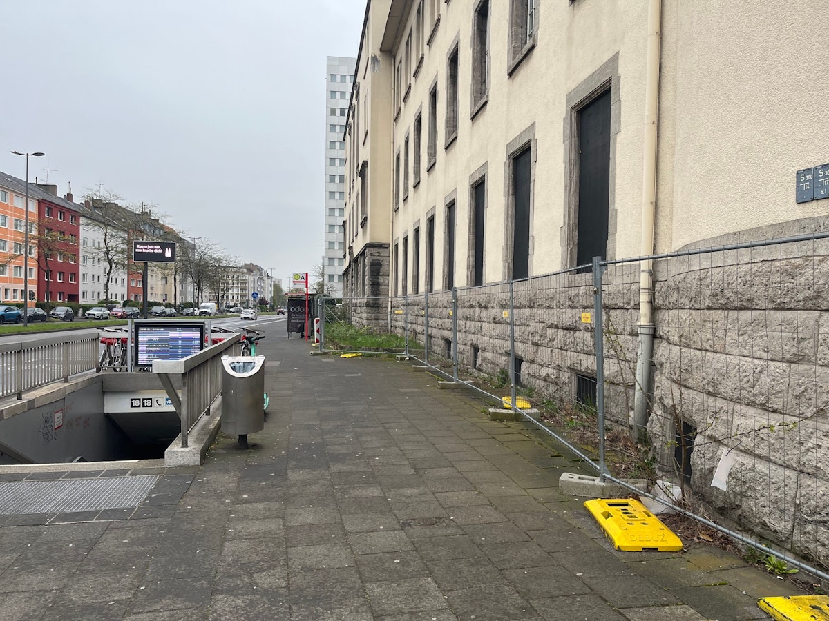 Dieses Gebäude des Landes NRW an der Riehler Straße soll später einmal bis zu 544 geflüchtete Menschen beherbergen.