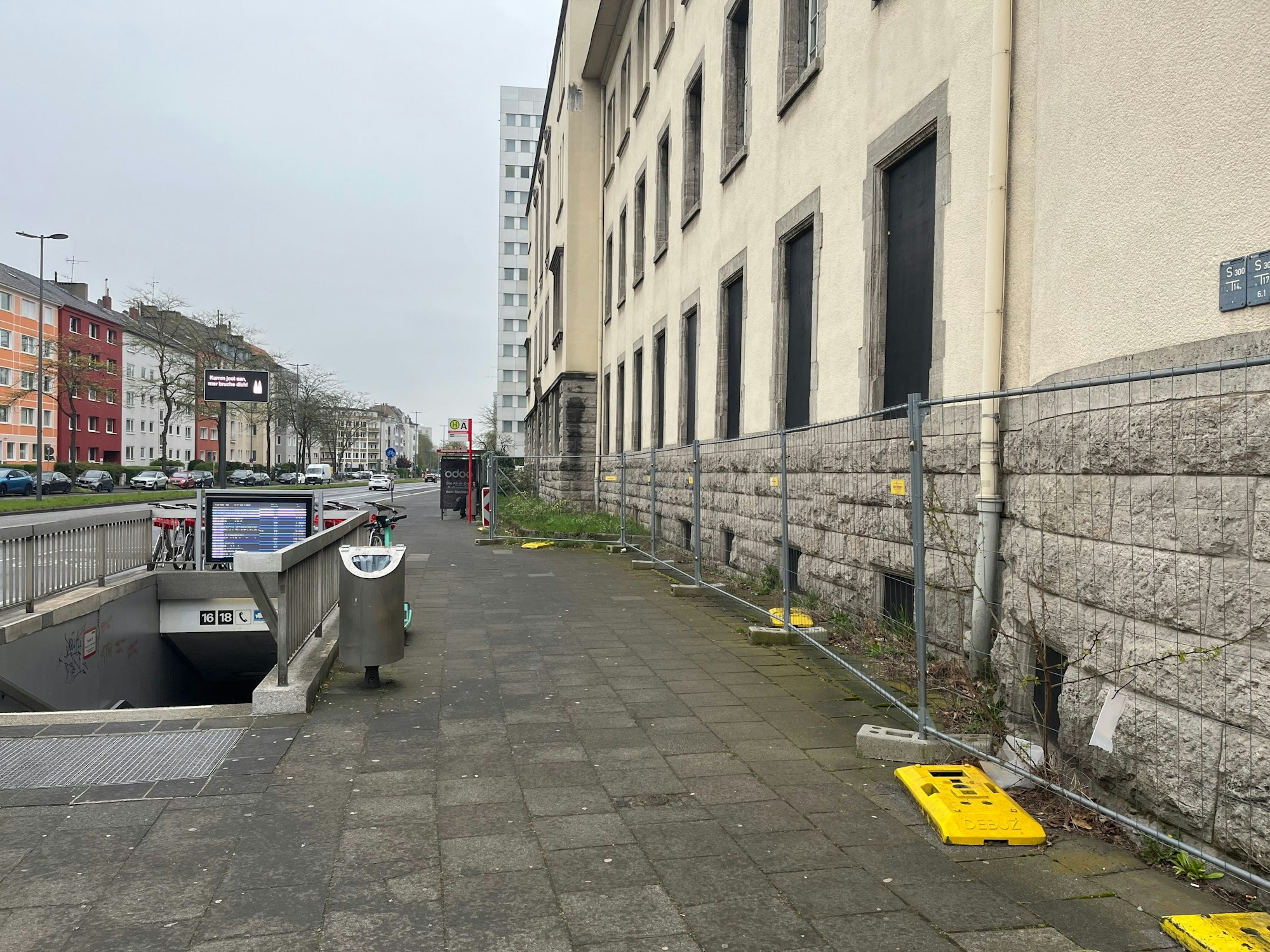 Dieses Gebäude des Landes NRW an der Riehler Straße soll später einmal bis zu 544 geflüchtete Menschen beherbergen.