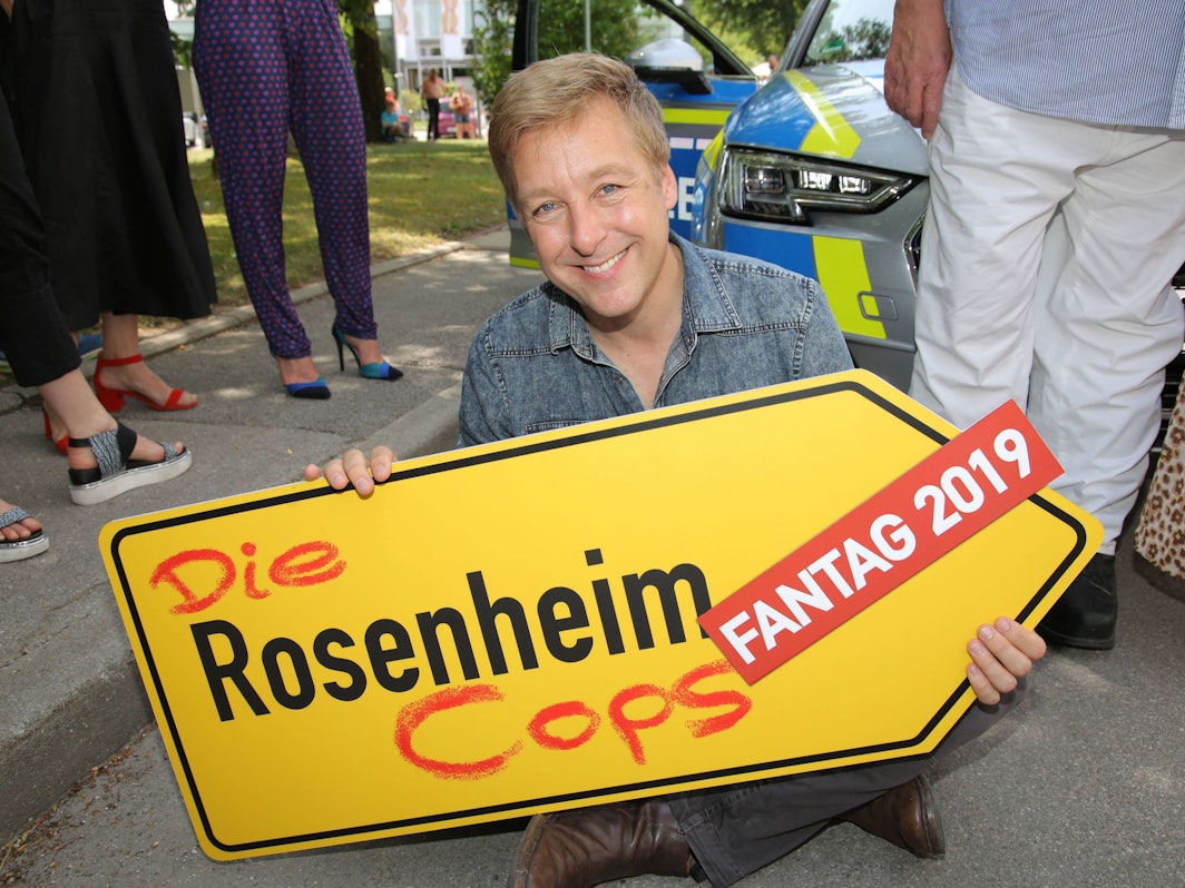Max Müller posiert mit Straßenschild.