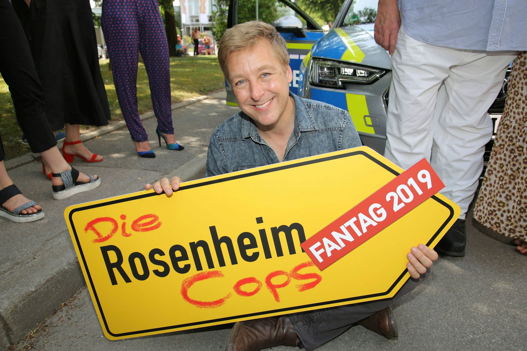 Max Müller posiert mit Straßenschild.