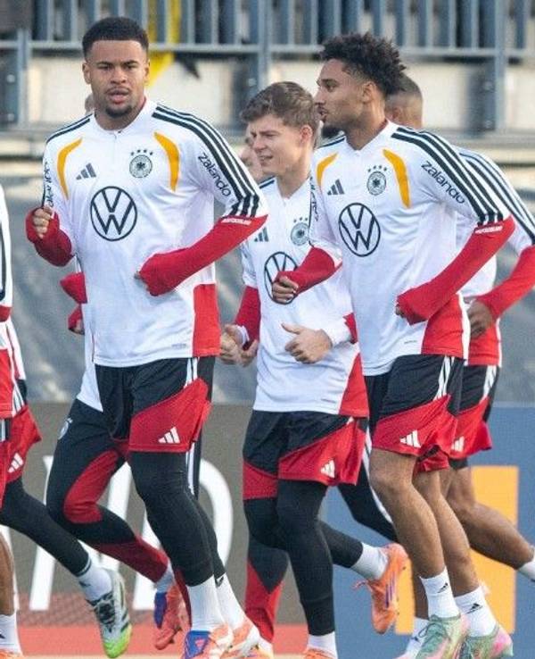Noah Atubolu (vorne) und Said El Mala (r.) trainieren im Kreise der deutschen Nationalmannschaft in Wolfsburg.