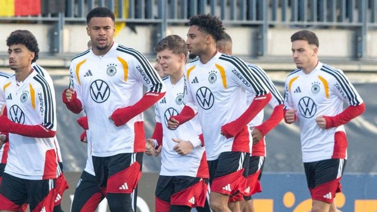 Noah Atubolu (vorne) und Said El Mala (r.) trainieren im Kreise der deutschen Nationalmannschaft in Wolfsburg.