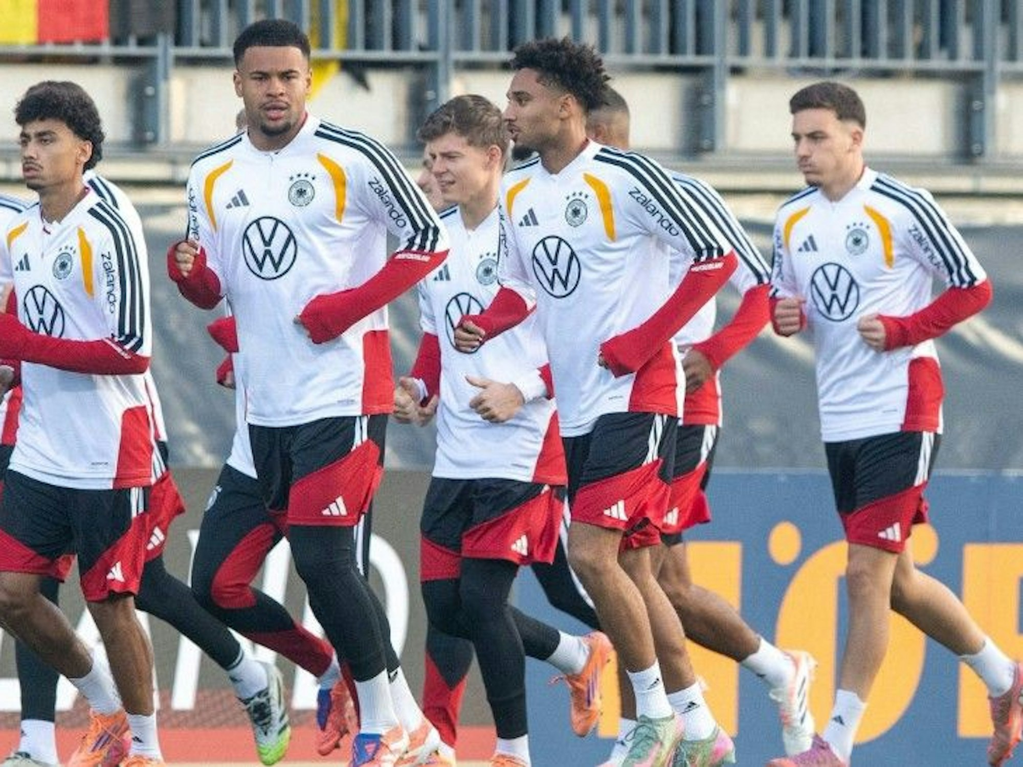 Noah Atubolu (vorne) und Said El Mala (r.) trainieren im Kreise der deutschen Nationalmannschaft in Wolfsburg.
