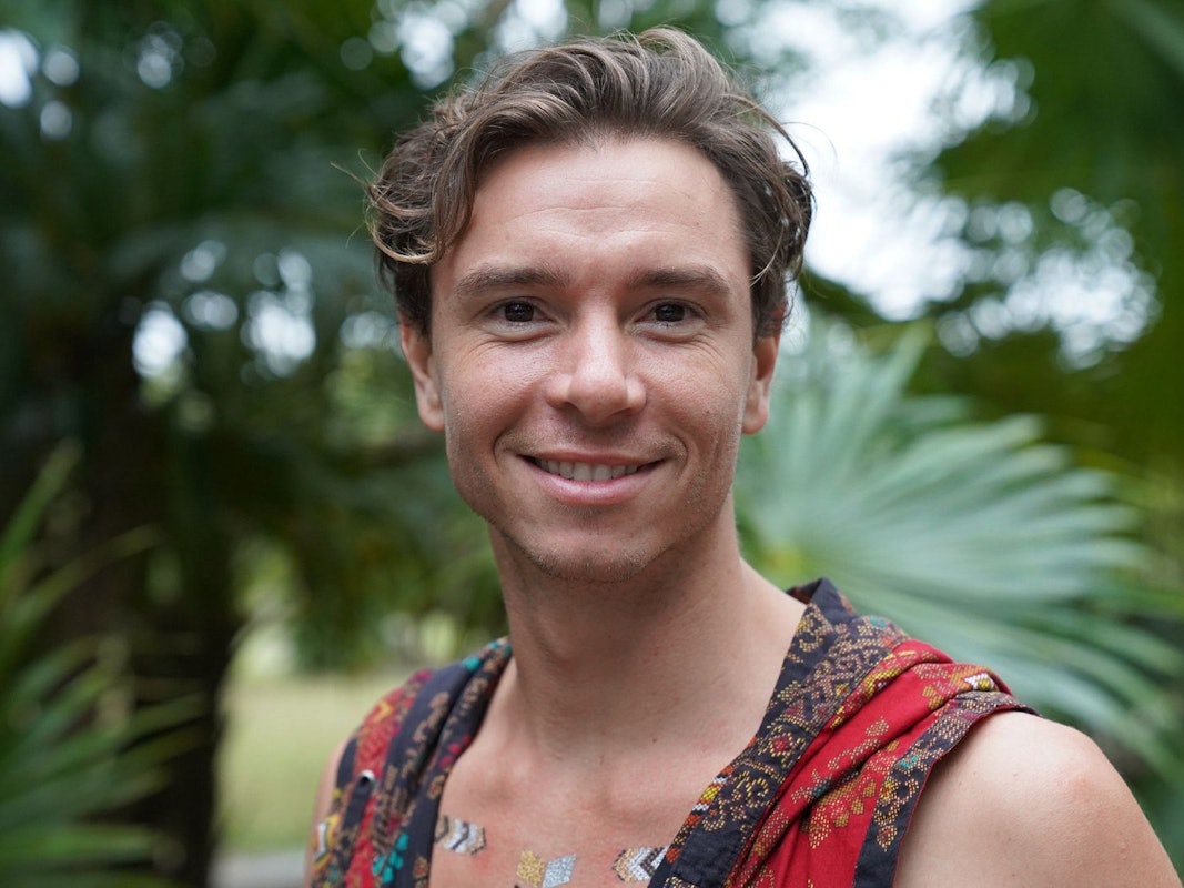 „Stranger Sins“-Darsteller Eric Osterlund hat sich bei einem Reitunfall einen Wirbelbruch zugezogen. Seitdem ist er querschnittsgelähmt. (Bild: RTL / Kimberly Bender)