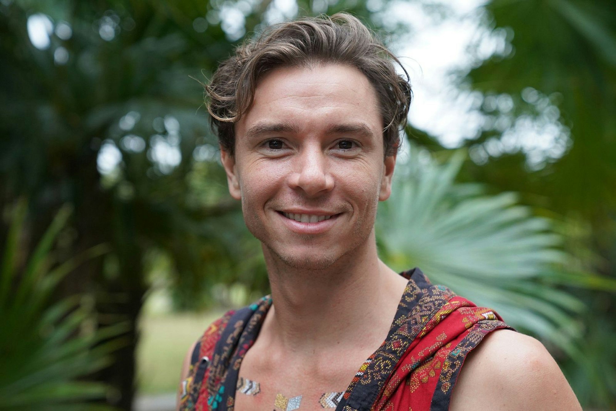 „Stranger Sins“-Darsteller Eric Osterlund hat sich bei einem Reitunfall einen Wirbelbruch zugezogen. Seitdem ist er querschnittsgelähmt. (Bild: RTL / Kimberly Bender)