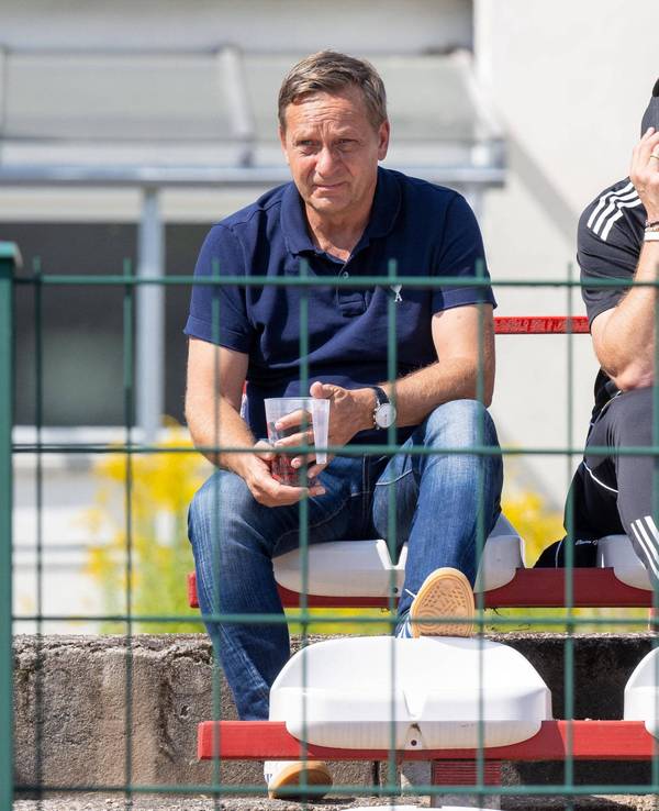 Bei einem Testspiel von Union Berlin sitzen Horst Heldt und Steffen Baumgart auf der Tribüne.