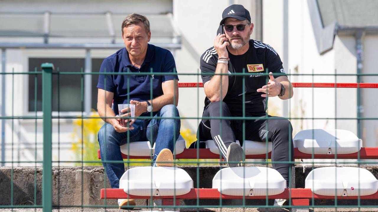 Bei einem Testspiel von Union Berlin sitzen Horst Heldt und Steffen Baumgart auf der Tribüne.