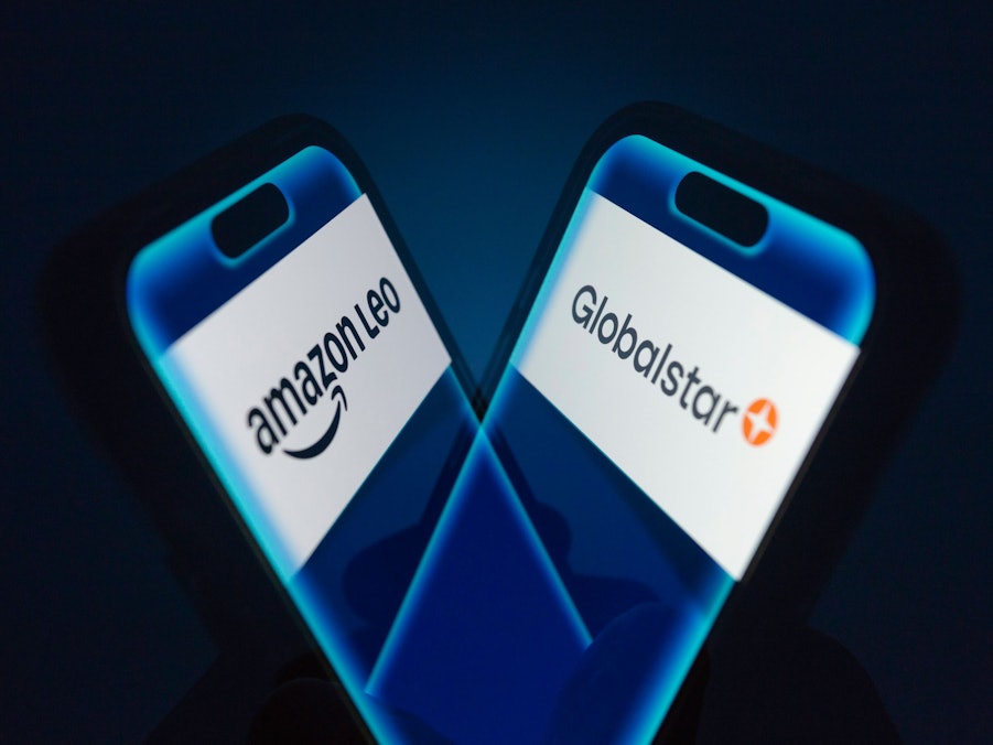 Zwei Smartphones zeigen Namen von Diensten