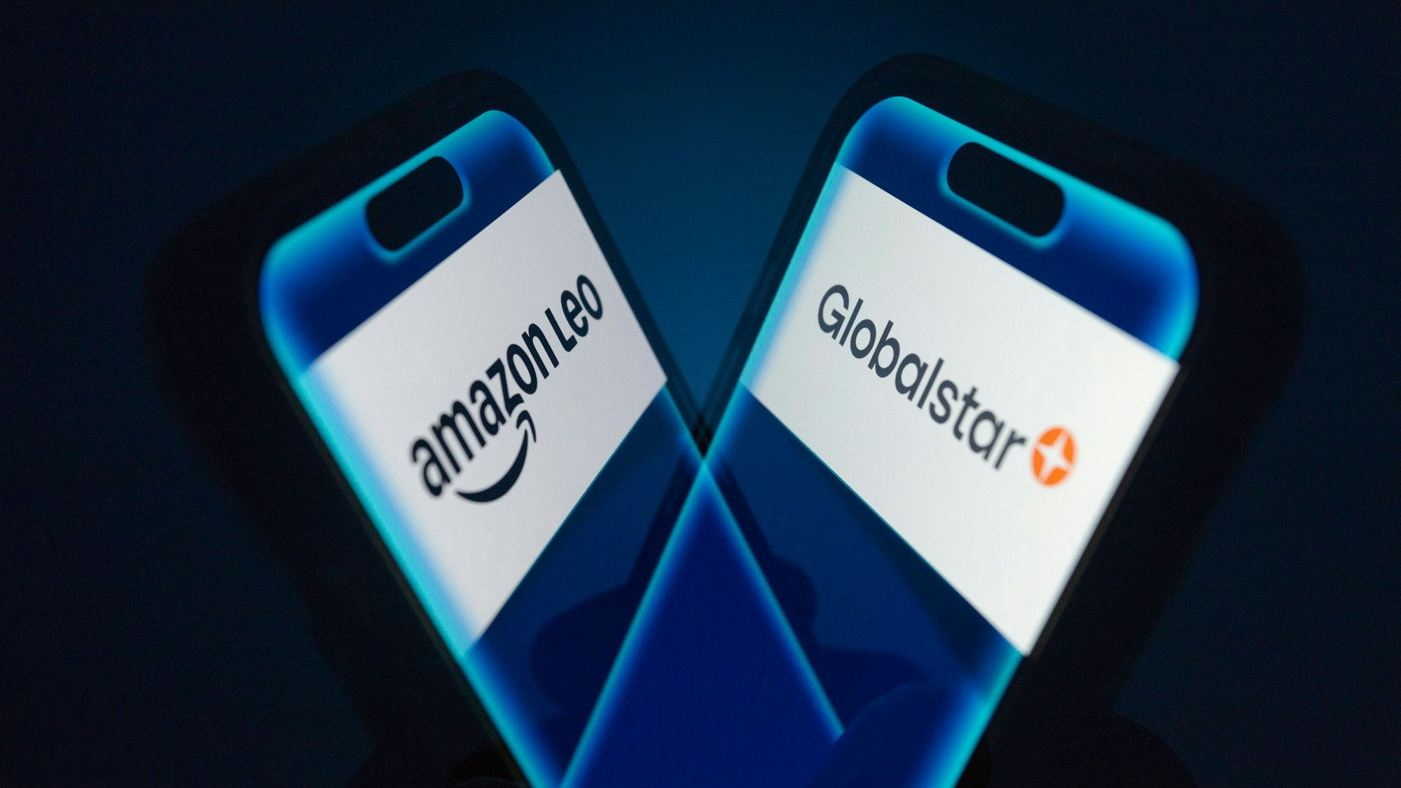 Zwei Smartphones zeigen Namen von Diensten