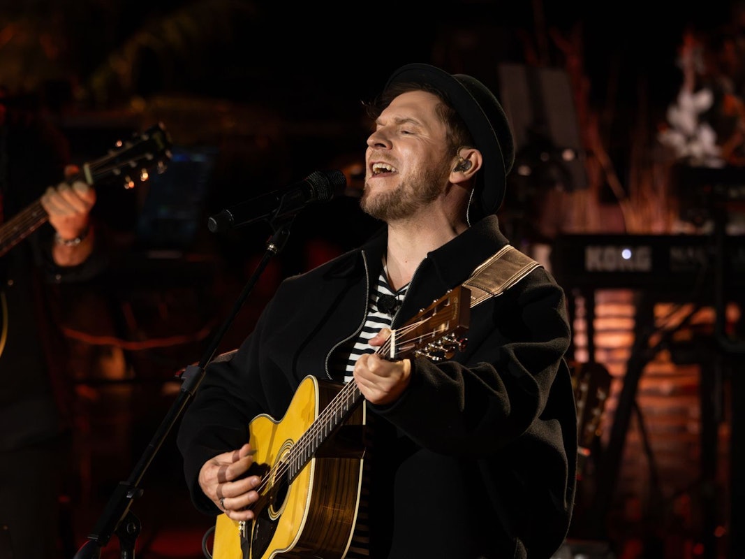 Gastgeber Johannes Oerding lieferte mit „Bielefeld, Paris oder Madrid“ ein richtiges Punkrock-Brett ab. (Bild: RTL / Markus Hertrich)