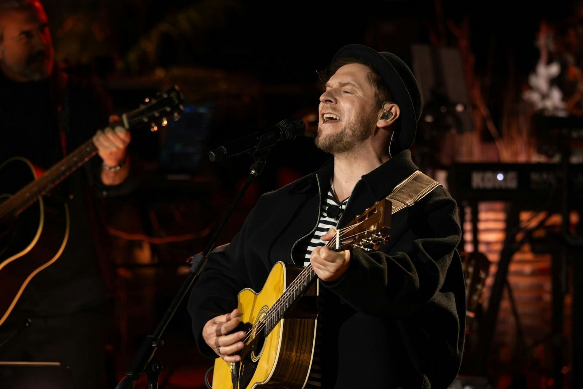 Gastgeber Johannes Oerding lieferte mit „Bielefeld, Paris oder Madrid“ ein richtiges Punkrock-Brett ab. (Bild: RTL / Markus Hertrich)