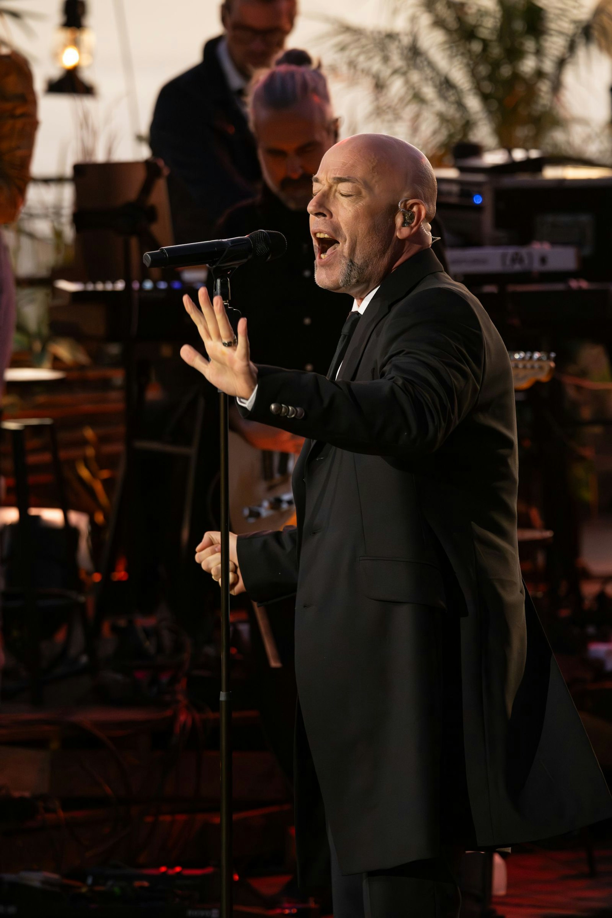 Der Graf von Unheilig sorgte bei Alina Süggeler von der Gruppe Frida Gold für Tränen. (Bild: RTL / Markus Hertrich)