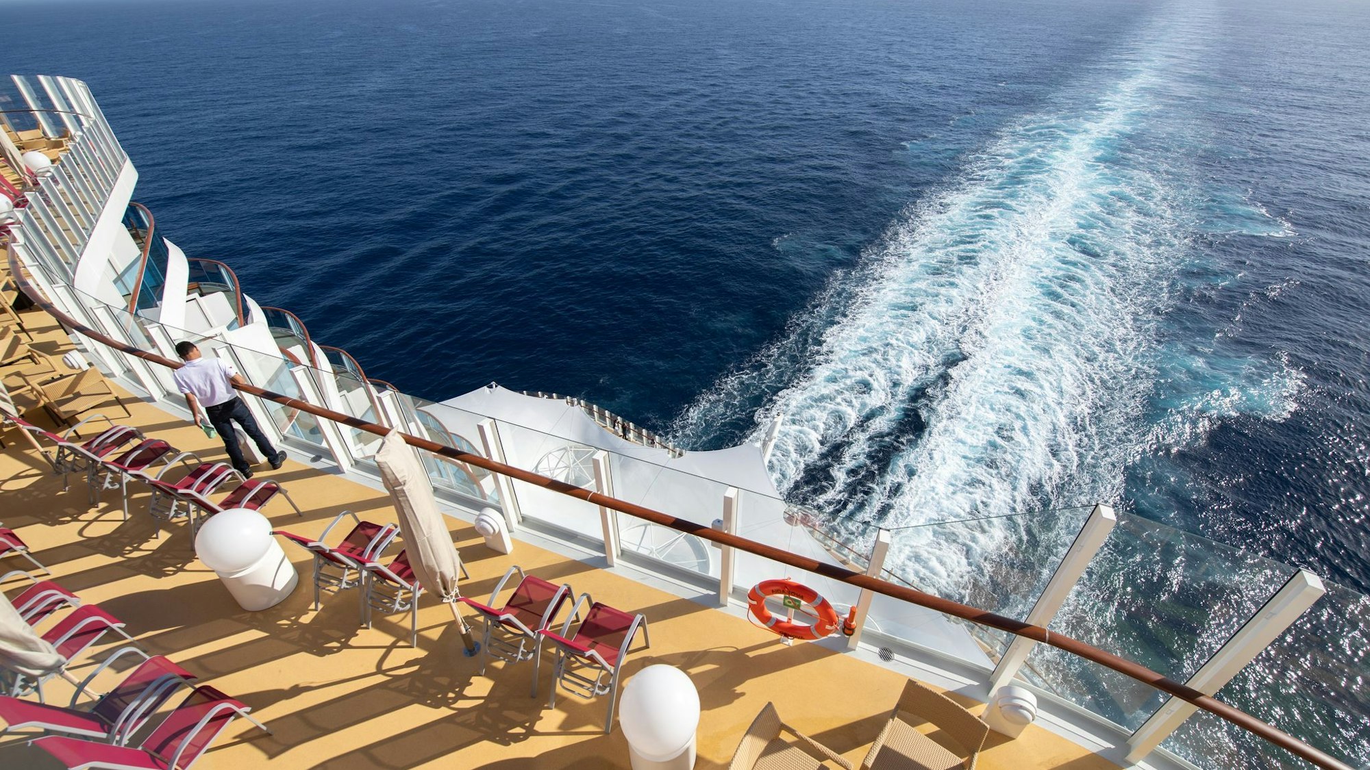 Kreuzfahrtschiff fährt auf dem Meer