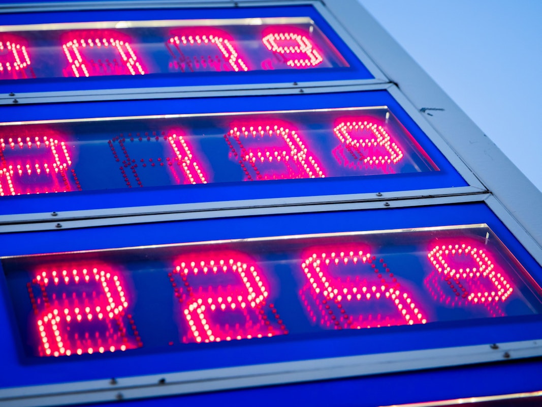 ARCHIV - 16.03.2026, Berlin: Die Spritpreise liegen bei einer Tankstelle im Berliner Ortsteil Schöneberg über 2 Euro je Liter. (zu dpa: «Rekord beim Mittagssprung: Spritpreise steigen wieder») Foto: Christoph Soeder/dpa +++ dpa-Bildfunk +++