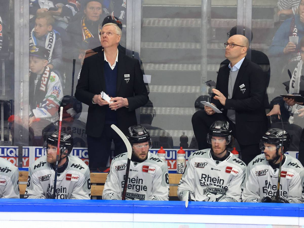 Haie-Cheftrainer Kari Jalonen steht bei seinen Spielern am Rande der Eisfläche.