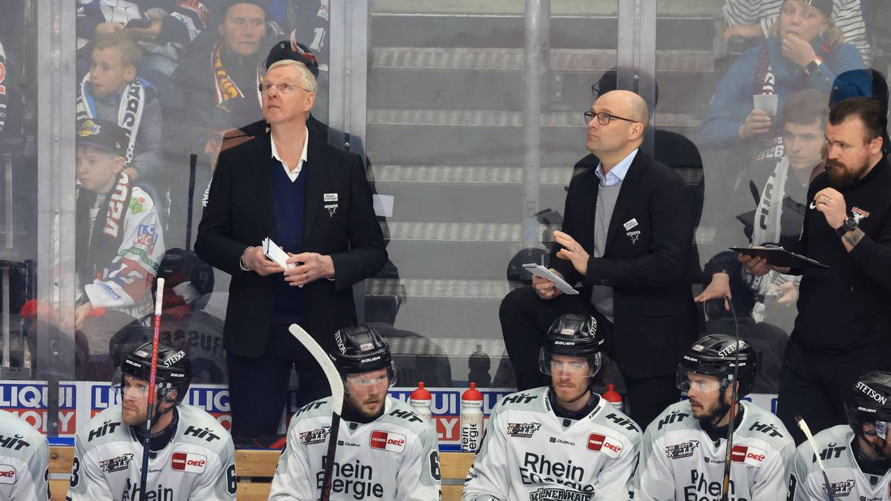 Haie-Cheftrainer Kari Jalonen steht bei seinen Spielern am Rande der Eisfläche.