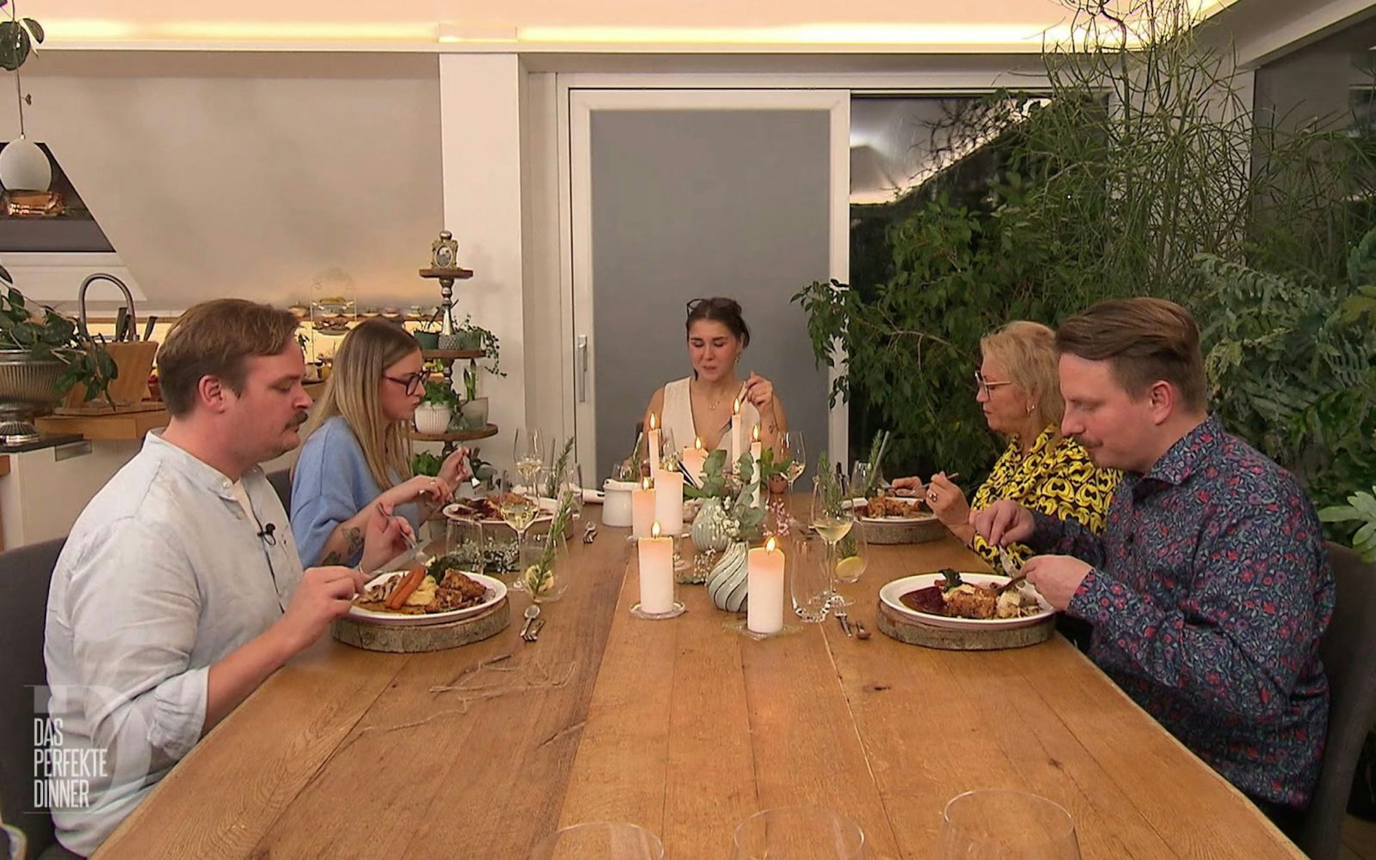 An Tag 2 trifft sich die Aschaffenburger „Dinner“-Runde bei Luna. (Bild: RTL)