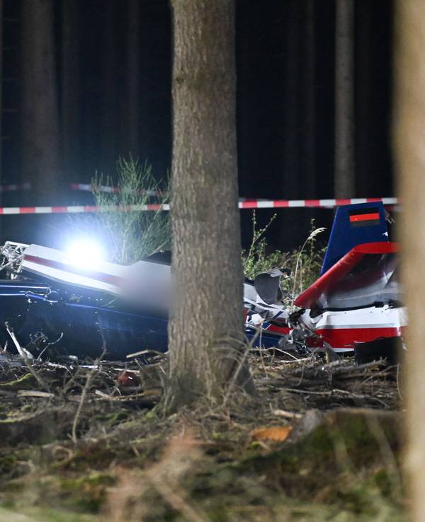 Einsatzkräfte untersuchen ein abgestürztes Kleinflugzeug bei Hürtgenwald.