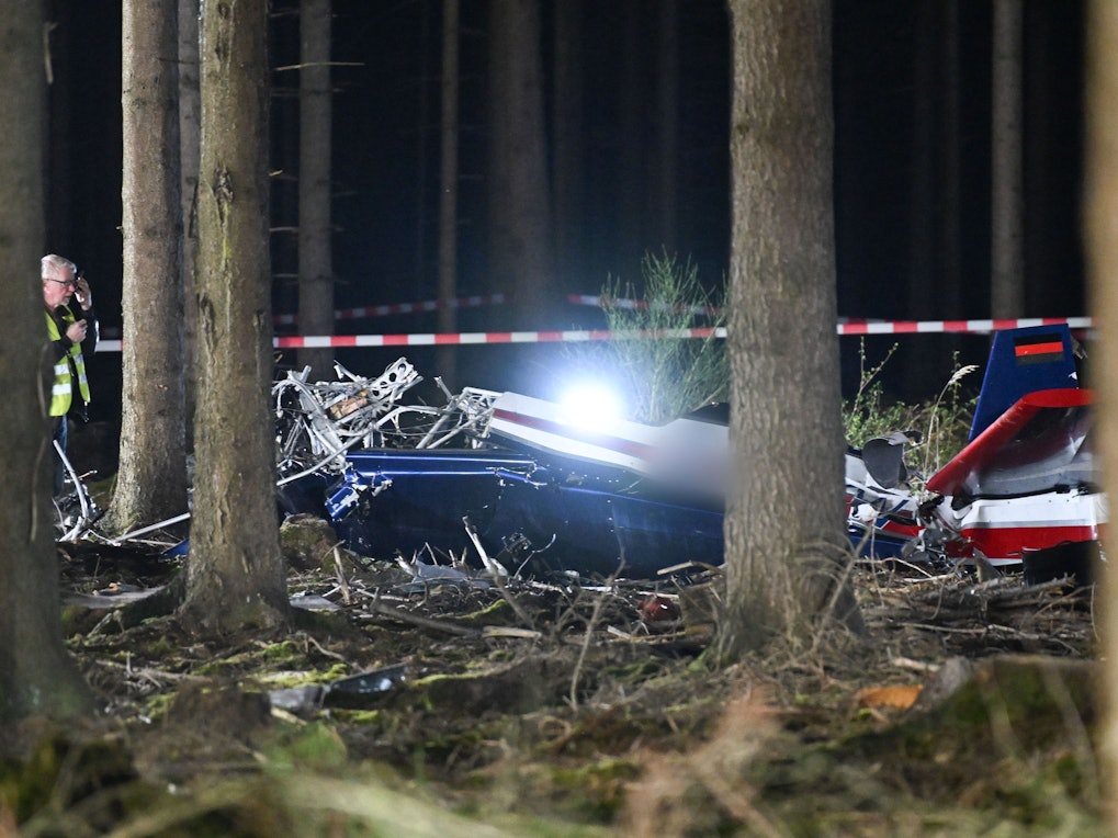 Einsatzkräfte untersuchen ein abgestürztes Kleinflugzeug bei Hürtgenwald.