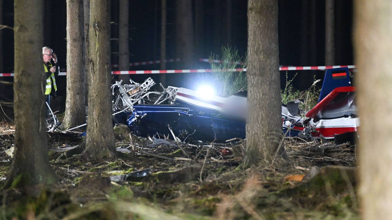 Einsatzkräfte untersuchen ein abgestürztes Kleinflugzeug bei Hürtgenwald.