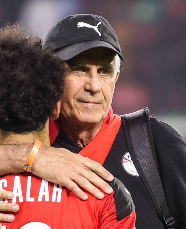 Mohamed Salah in den Armen seines damaligen Nationaltrainers Carlos Queiroz.