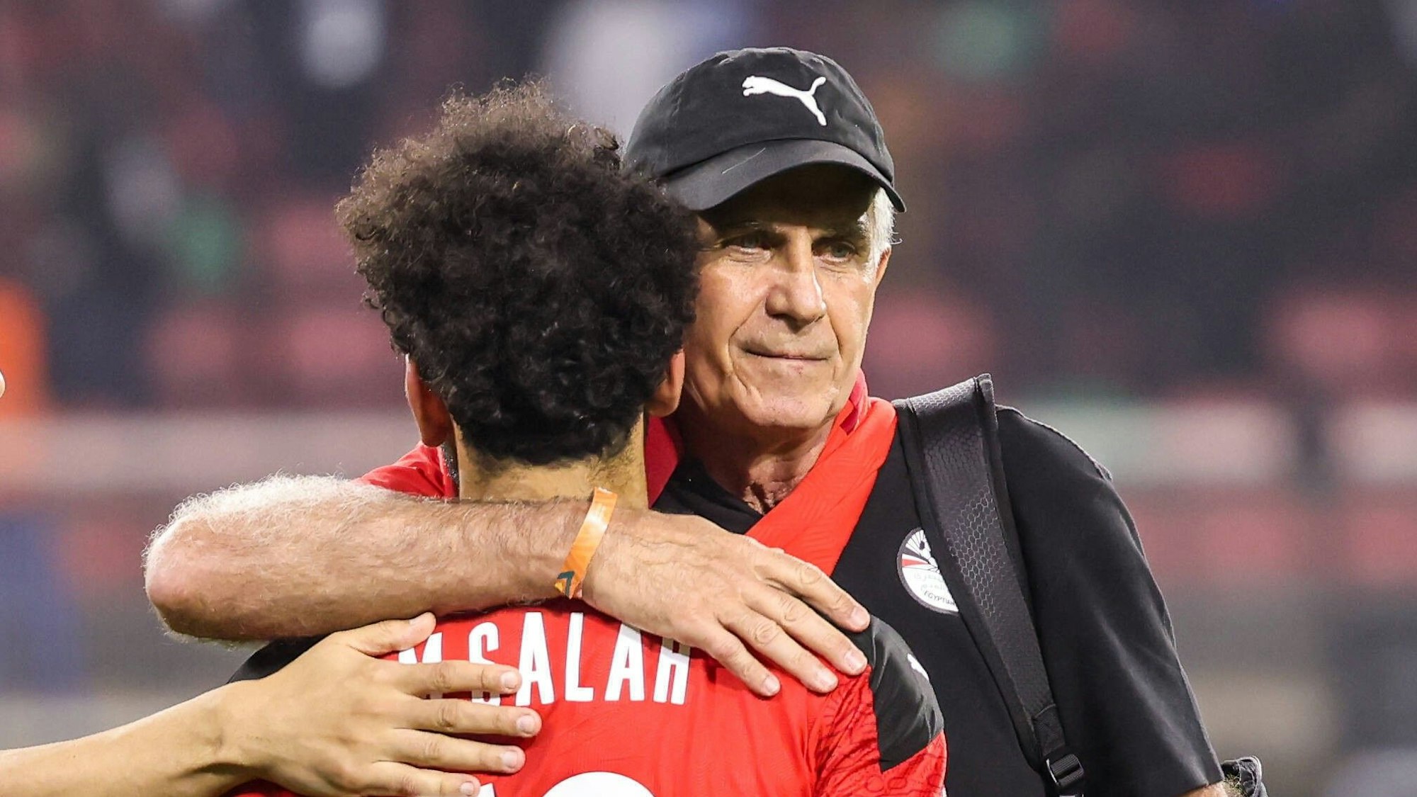 Carlos Queiroz legt Mohamed Salah den Arm auf die Schulter.